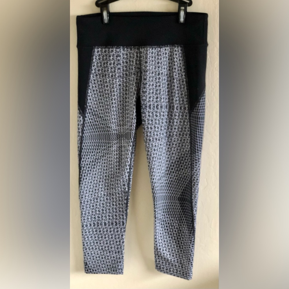 OAKLEY HYDROLIX Women’s Leggings Black And White Geometric Design Sz Small NWT